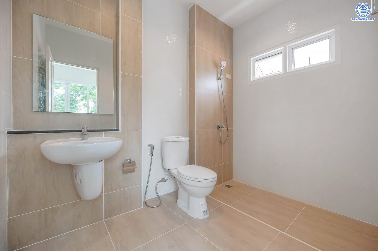 บ้านมือสองตกแต่งใหม่ โครงการ มณีรินทร์ เลคแอนด์พาร์ค ราชพฤกษ์-ติวานนท์ เนื้อที่ 64.1 ตร.ว. ฟังก์ชัน 4 ห้องนอน 3 ห้องน้ำ 1 ห้องอเนกประสงค์ จอดรถได้ 2 คัน บรรยากาศเงียบสงบเป็นส่วนตัว สิ่งอำนวยความสะดวกมากมาย บนทำเลติดถนนใหญ่ เชื่อมต่อถนนราชพฤกษ์ ใกล้จุดขึ้นทางด่วน "ศรีสมาน"...